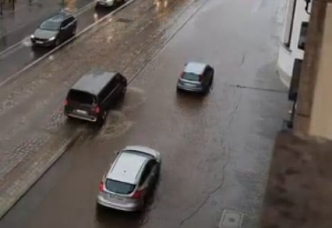 Ulewa nad Wrocławiem paraliżuje ruch w mieście. Zalane drogi i torowiska, skrócone i zmienione trasy [AKTUALIZACJA] - 10
