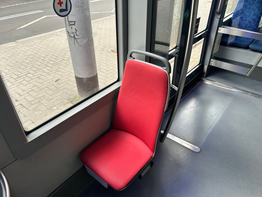 Skórzane fotele w tramwajach MPK? To pasażerowie zdecydują, czy zostaną na stałe – Ekoskóra zamiast materiału w tramwajach? MPK czeka na opinie pasażerów Wrocławia.
