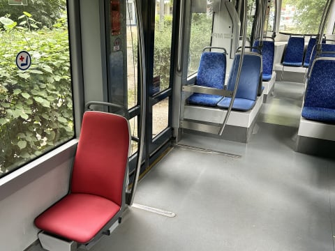 Skórzane fotele w tramwajach MPK? To pasażerowie zdecydują, czy zostaną na stałe - 2