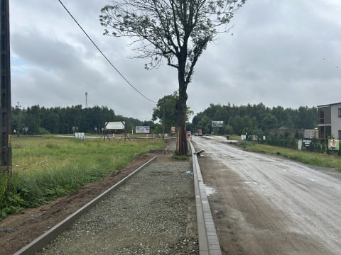 Miała być szeroka droga, a będą drzewa na środku chodnika. Przebudowa ulicy w Chrząstawie Małej budzi emocje - 0