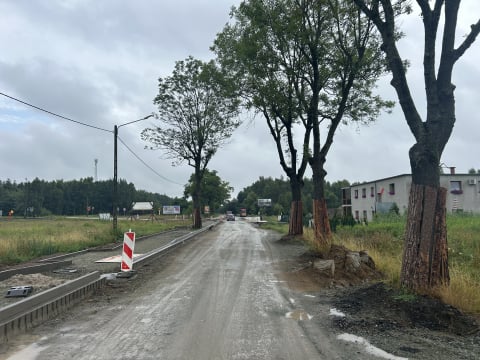 Miała być szeroka droga, a będą drzewa na środku chodnika. Przebudowa ulicy w Chrząstawie Małej budzi emocje - 1