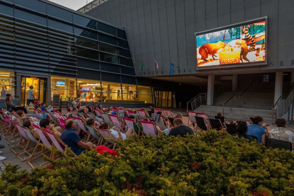 Kino plenerowe przyciąga tłumy w Wałbrzychu. Dziś kolejny seans pod chmurką