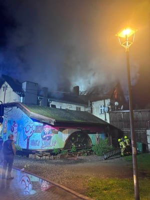 Tragiczny finał nocnego pożaru budynku w Dusznikach-Zdroju. Nie żyje jedna osoba - 1