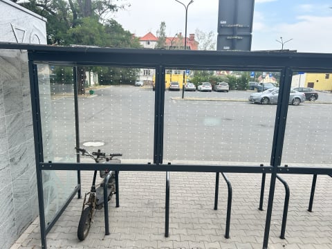 Milion ptaków rocznie ginie od uderzeń w szklane wiaty. Gmina Sobótka ma pomysł jak rozwiązać ten problem - 0