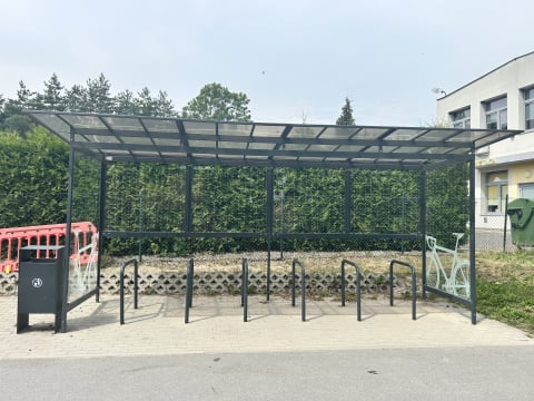 Milion ptaków rocznie ginie od uderzeń w szklane wiaty. Gmina Sobótka ma pomysł jak rozwiązać ten problem - 2