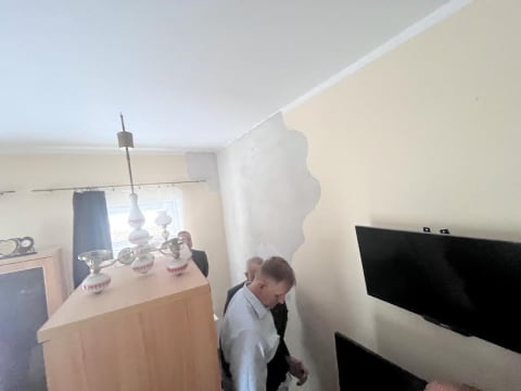 Popękane ściany i wilgoć w jednej z wałbrzyskich kamienic. Jest deklaracja wiceprezdyenta po interwencji Radia Wrocław - 2