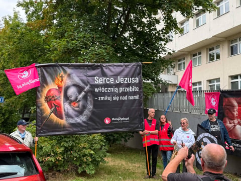 Pikieta pod szpitalem na wrocławskim Brochowie. Uczestnicy protestują przeciwko zatrudnieniu znanej lekarki - 8