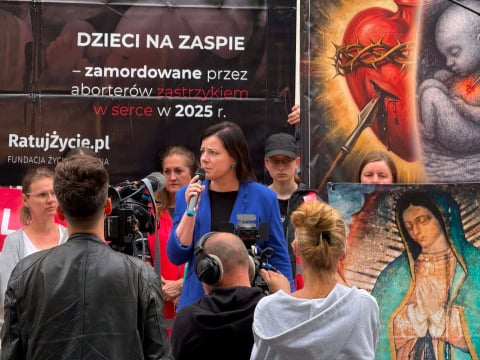 Pikieta pod szpitalem na wrocławskim Brochowie. Uczestnicy protestują przeciwko zatrudnieniu znanej lekarki - 9