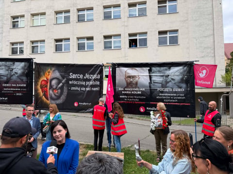Pikieta pod szpitalem na wrocławskim Brochowie. Uczestnicy protestują przeciwko zatrudnieniu znanej lekarki - 10