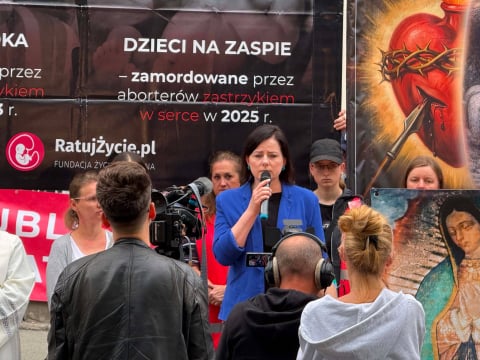 Pikieta pod szpitalem na wrocławskim Brochowie. Uczestnicy protestują przeciwko zatrudnieniu znanej lekarki - 11