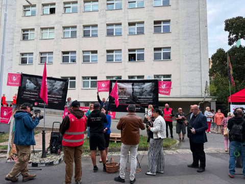 Pikieta pod szpitalem na wrocławskim Brochowie. Uczestnicy protestują przeciwko zatrudnieniu znanej lekarki - 12