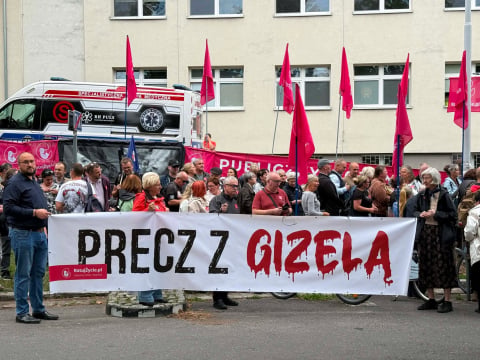 Pikieta pod szpitalem na wrocławskim Brochowie. Uczestnicy protestują przeciwko zatrudnieniu znanej lekarki - 13
