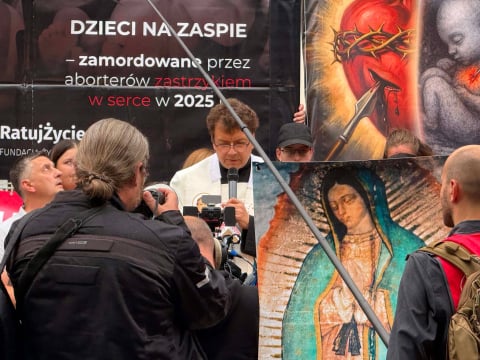 Pikieta pod szpitalem na wrocławskim Brochowie. Uczestnicy protestują przeciwko zatrudnieniu znanej lekarki - 14