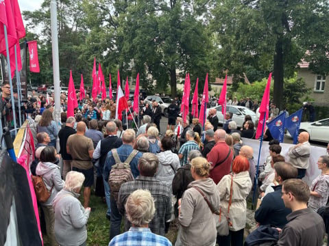 Pikieta pod szpitalem na wrocławskim Brochowie. Uczestnicy protestują przeciwko zatrudnieniu znanej lekarki - 15