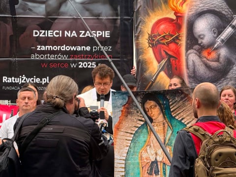 Pikieta pod szpitalem na wrocławskim Brochowie. Uczestnicy protestują przeciwko zatrudnieniu znanej lekarki - 16