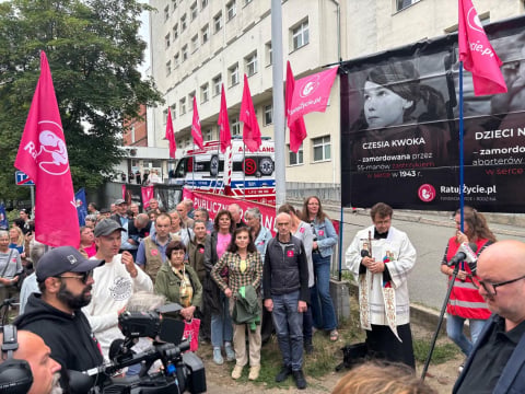 Pikieta pod szpitalem na wrocławskim Brochowie. Uczestnicy protestują przeciwko zatrudnieniu znanej lekarki - 17