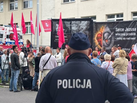 Pikieta pod szpitalem na wrocławskim Brochowie. Uczestnicy protestują przeciwko zatrudnieniu znanej lekarki - 0