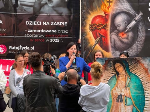 Pikieta pod szpitalem na wrocławskim Brochowie. Uczestnicy protestują przeciwko zatrudnieniu znanej lekarki - 18