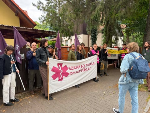 Pikieta pod szpitalem na wrocławskim Brochowie. Uczestnicy protestują przeciwko zatrudnieniu znanej lekarki - 20