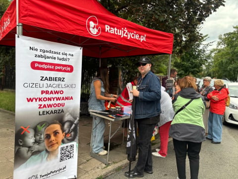 Pikieta pod szpitalem na wrocławskim Brochowie. Uczestnicy protestują przeciwko zatrudnieniu znanej lekarki - 1