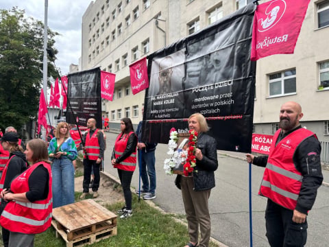 Pikieta pod szpitalem na wrocławskim Brochowie. Uczestnicy protestują przeciwko zatrudnieniu znanej lekarki - 2