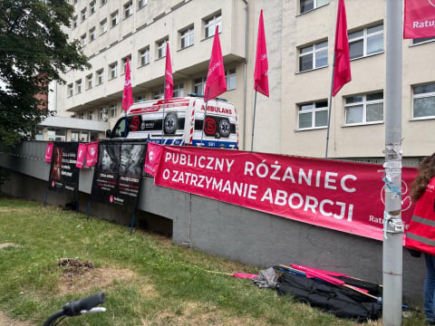 Pikieta pod szpitalem na wrocławskim Brochowie. Uczestnicy protestują przeciwko zatrudnieniu znanej lekarki - 3