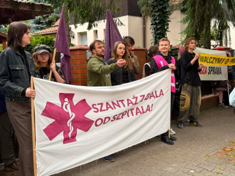 Pikieta pod szpitalem na wrocławskim Brochowie. Uczestnicy protestują przeciwko zatrudnieniu znanej lekarki - 4