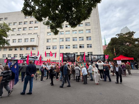 Pikieta pod szpitalem na wrocławskim Brochowie. Uczestnicy protestują przeciwko zatrudnieniu znanej lekarki - 5