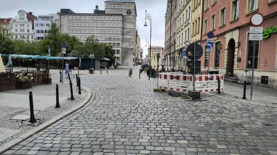 Zakaz wjazdu na Plac Solny we Wrocławiu prawdopodobnie zostanie z nami na stałe. ZDIUM planuję montaż barier i słupk&oacute;w
