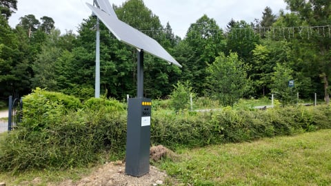 Tutaj naładujesz zarówno rower jak i telefon. Bystrzyca Kłodzka rozwija sieć stacji solarnych - 1