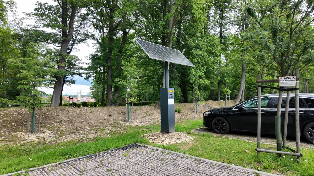 Tutaj naładujesz zarówno rower jak i telefon. Bystrzyca Kłodzka rozwija sieć stacji solarnych – Bystrzyca Kłodzka inwestuje w ekologię. Powstały solarne stacje ładowania rowerów.