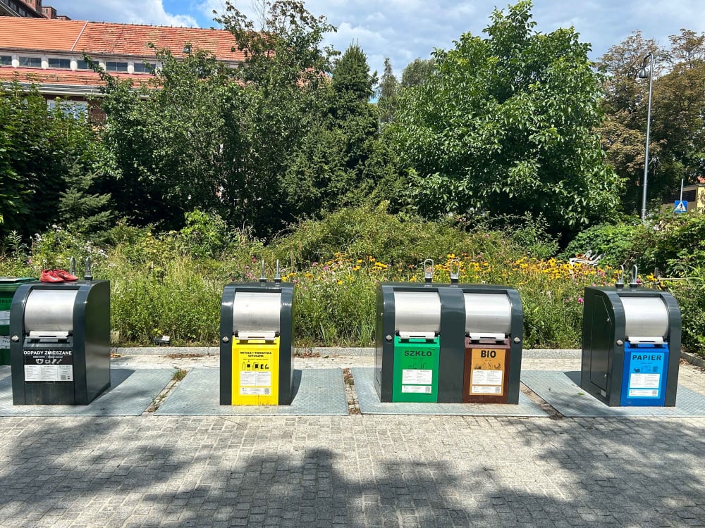 Podziemne śmietniki wracają na wrocławskie Sępolno. Rusza kolejny etap inwestycji – Kolejne podziemne pojemniki powstaną na Sępolnie. Mieszkańcy chwalą rozwiązanie.
