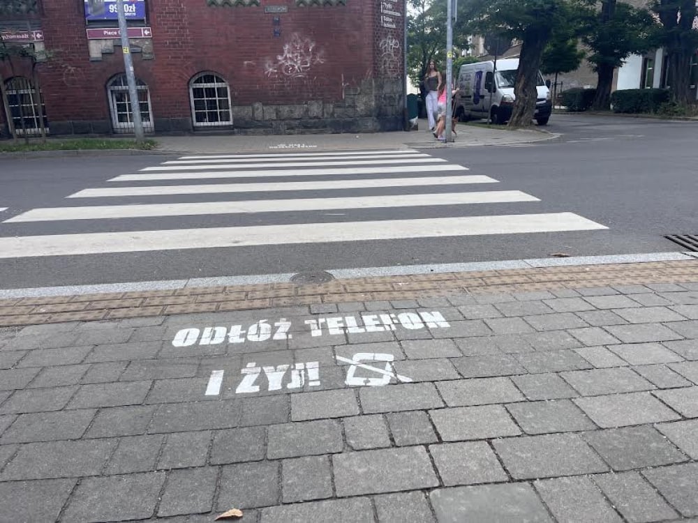 "Odłóż telefon i żyj". Świebodzice zwracają uwagę na bezpieczeństwo na przejściach - W Świebodzicach pojawiły się napisy "Odłóż telefon i żyj".