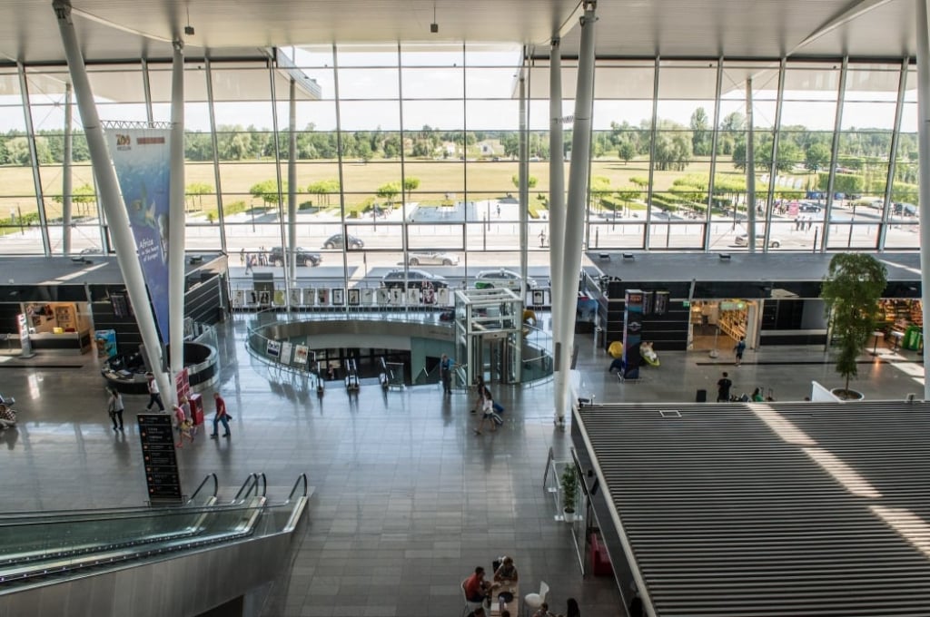 Ewakuacja na wrocławskim lotnisku. Pirotechnicy sprawdzili bagaż zostawiony przy terminalu - Port Lotniczy we Wrocławiu.