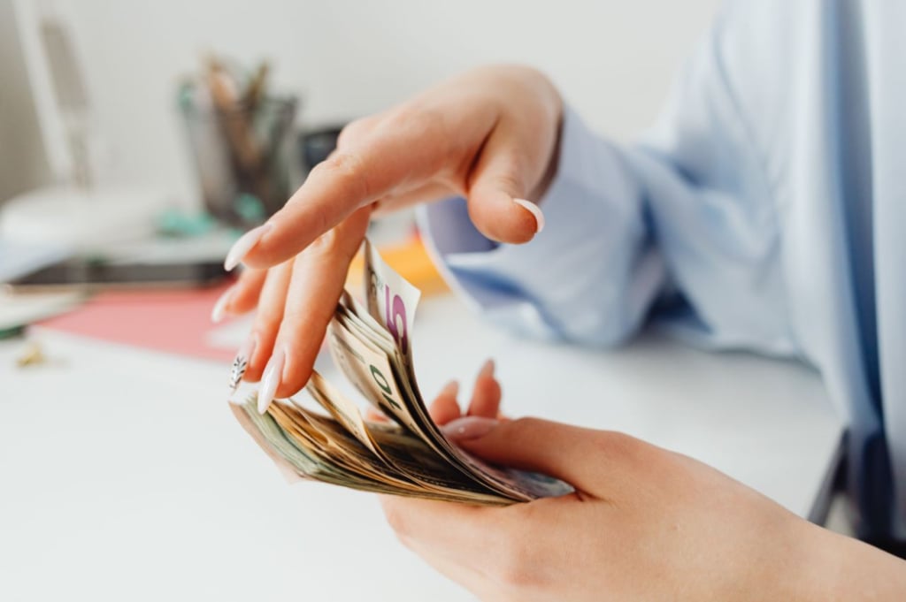 Jak przygotować się do decyzji finansowej? Rola poradnik&oacute;w i kalkulacji koszt&oacute;w