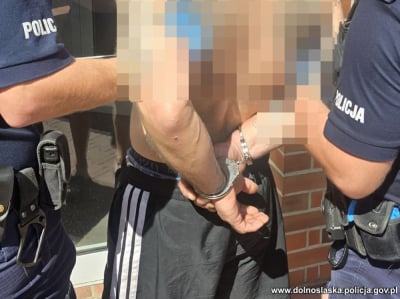 Rozb&oacute;j w Oleśnicy. Z pistoletem wtargnął do mieszkania