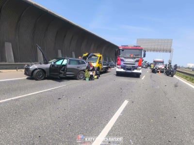 Kolizja 3 samochod&oacute;w na Autostradowej Obwodnicy Wrocławia. Lądował śmigłowiec LPR