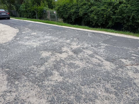 Najpierw progi zwalniające, później nowa nawierzchnia? Ul. Smętna wciąż czeka na remont - 1