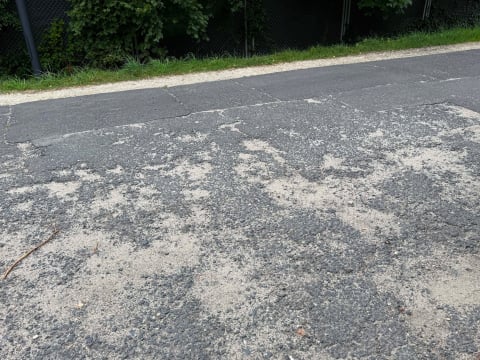 Najpierw progi zwalniające, później nowa nawierzchnia? Ul. Smętna wciąż czeka na remont - 6