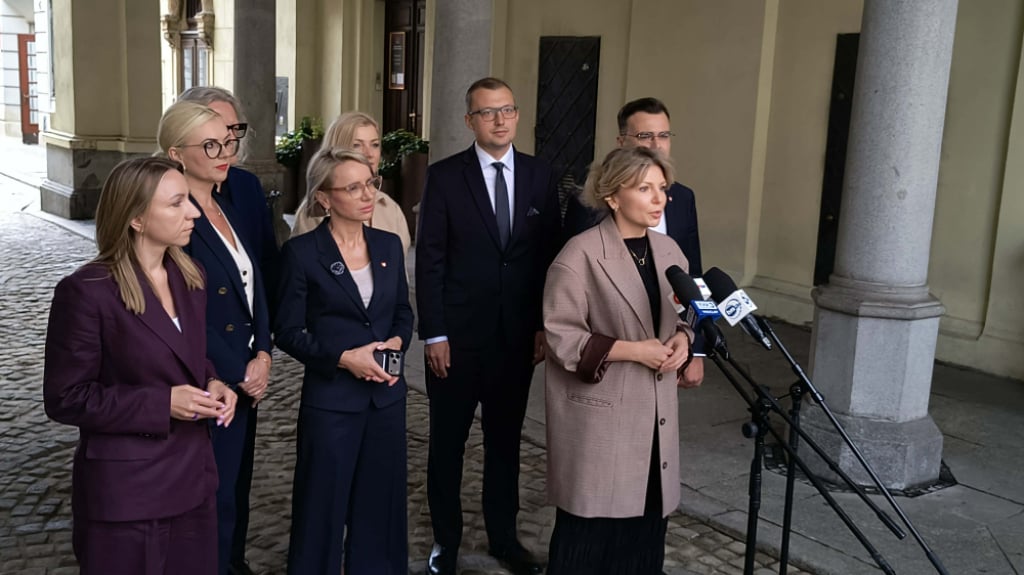 Nie tylko zakaz smartfonów w szkołach. Tak rząd chce chronić młodzież w internecie - Nie tylko zakaz smartfonów w szkołach. Tak rząd chce chronić młodzież w internecie.