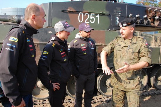 Adam Małysz w czołgu (Zobacz)