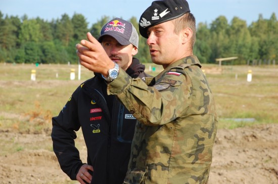 Adam Małysz w czołgu (Zobacz)