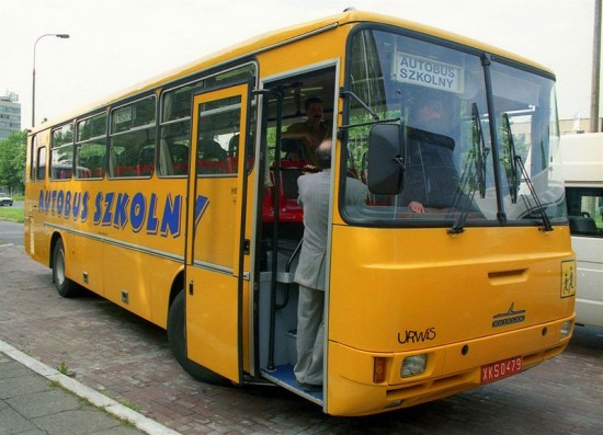 Przeładowanym autobusem do szkoły - Fot. Cezary p/Wikipedia