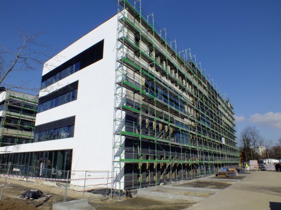 Wiecha na budynku Geocentrum