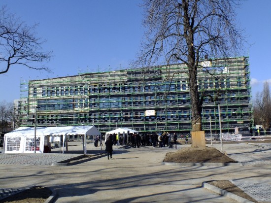 Wiecha na budynku Geocentrum - 0