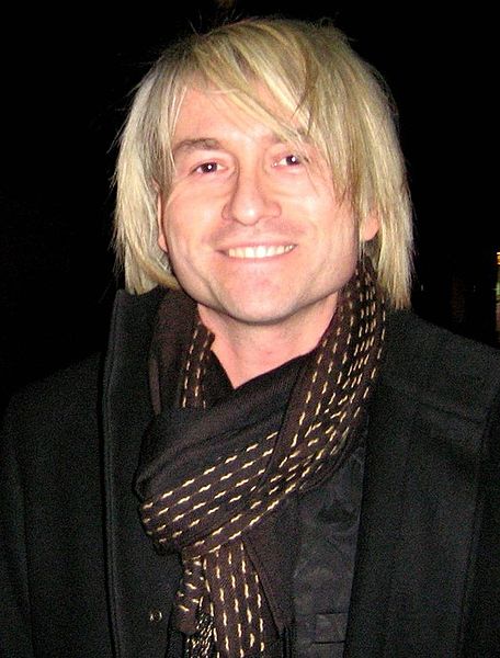 Piotr Rubik chorym dzieciom - fot. Wikipedia