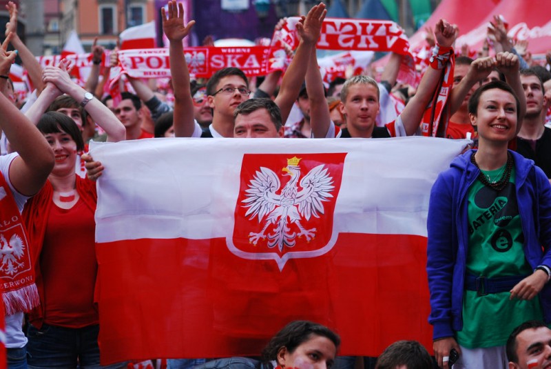 Polska przegrała, a flagi w koszach - fot. archiwum prw.pl