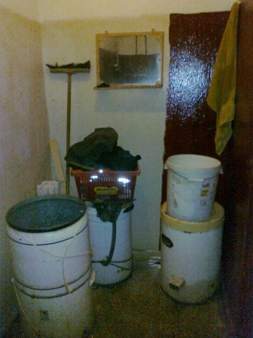 Brak toalet, grzyb i robactwo - 11