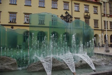 Pranie w zabytkowej fontannie - fot. archiwum prw.pl