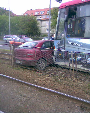 Wjechał tuż przed nadjeżdżający tramwaj - Fot. Ewelina Lis
